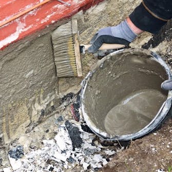 Reparere grunnmur: Fundamentet rengjøres for støv og fuktes med vann Reparere grunnmur: Fundamentet rengjøres for støv og fuktes med vann